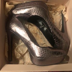 BCBG bg-Sochi gunmetal/winter snake heel